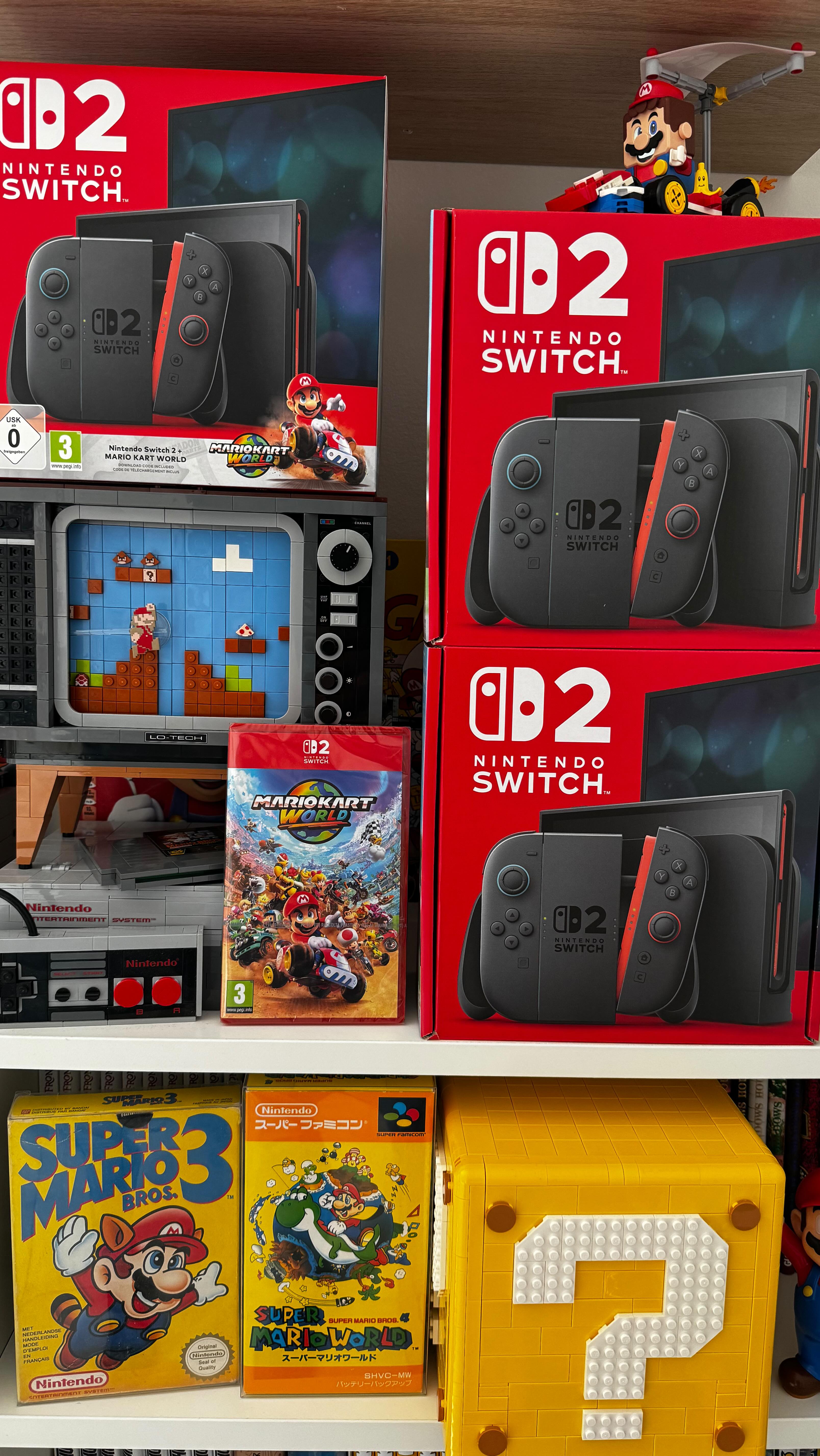 Pourquoi ?! 😱 Je vous explique ⬇️⬇️⬇️
À la base j’ai acheté une switch 2 que je paie en plusieurs fois mais finalement elle arrivait pas (livraison retardée). J’en ai eu marre d’attendre donc je suis allé en acheter une en magasin Leclerc. J’avais donc 1 console mais aujourd’hui est arrivé celle que j’attendais MAIS aussi une autre que j’avais preco « au cas où » avec Mario Kart World 😅
Rassurez vous elles sont toutes déjà parties chez leurs nouveaux propriétaires mais c’était l’occasion de faire une belle photo de famille Switch 2 😉
-
#switch2 #nintendoswitch2 #jeuxvidéo #videogame #nintendo #addict